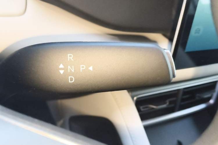 Used BYD Yuan UP 2025 Model 301KM Leading Version Gear Lever