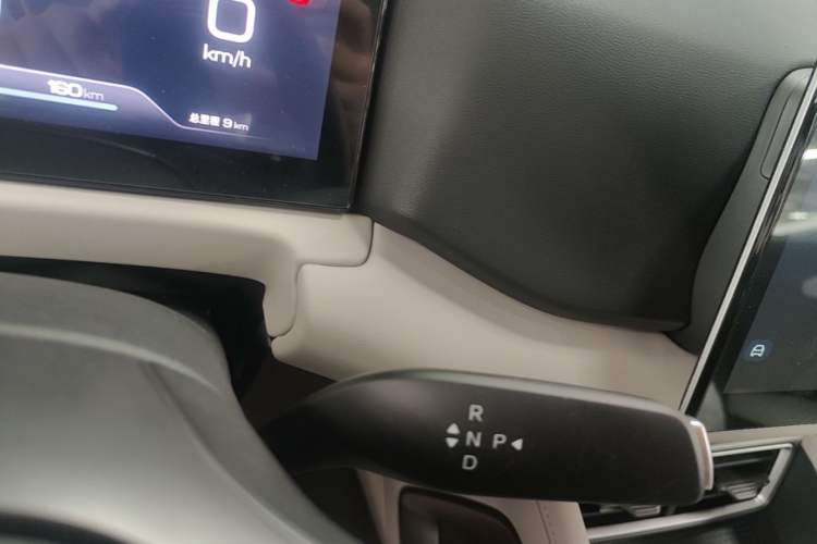 Used BYD Yuan UP 2025 Model 301KM Leading Version Gear Lever