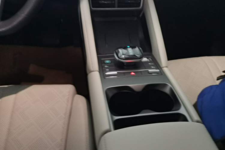 Used BYD Yuan UP 2025 Intelligent Driving Version 401 KM Dynamic Edition Gear Lever