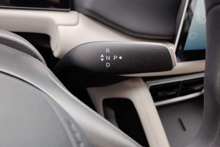Used BYD Yuan UP 2025 Model 301KM Leading Version Gear Lever