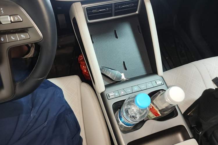 Used BYD Yuan UP 2025 Intelligent Driving Version 401 KM Dynamic Edition Gear Lever