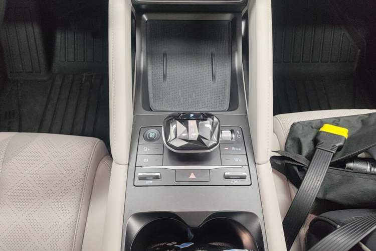 Used BYD Yuan UP 2025 Intelligent Driving Version 401 KM Dynamic Edition Gear Lever
