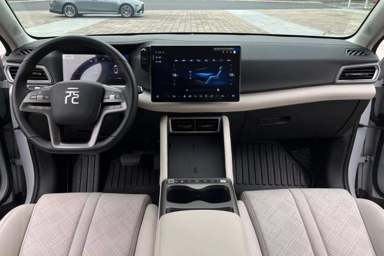 Used BYD Yuan UP 2025 Intelligent Driving Version 401 KM Dynamic Edition Interior 1