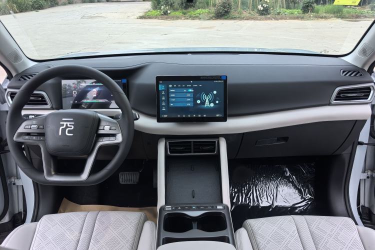 Used BYD Yuan UP 2025 Model 301KM Leading Version Interior 2