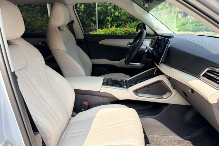 Used BYD Yuan UP 2025 Intelligent Driving Version 401 KM Dynamic Edition Interior 3