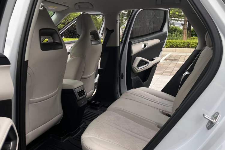Used BYD Yuan UP 2025 Intelligent Driving Version 401 KM Dynamic Edition Interior 3