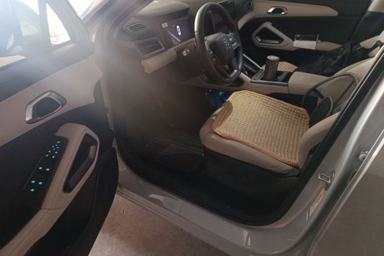 Used BYD Yuan UP 2025 Intelligent Driving Version 401 km Leading Edition Interior 3