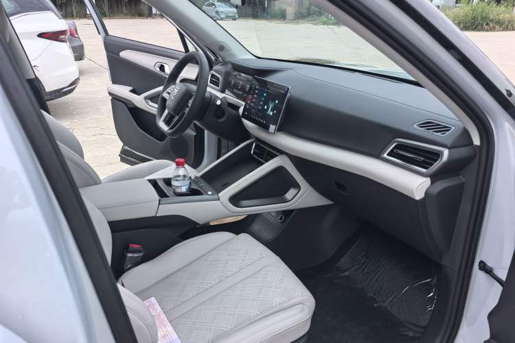 Used BYD Yuan UP 2025 Model 301KM Leading Version Interior 3