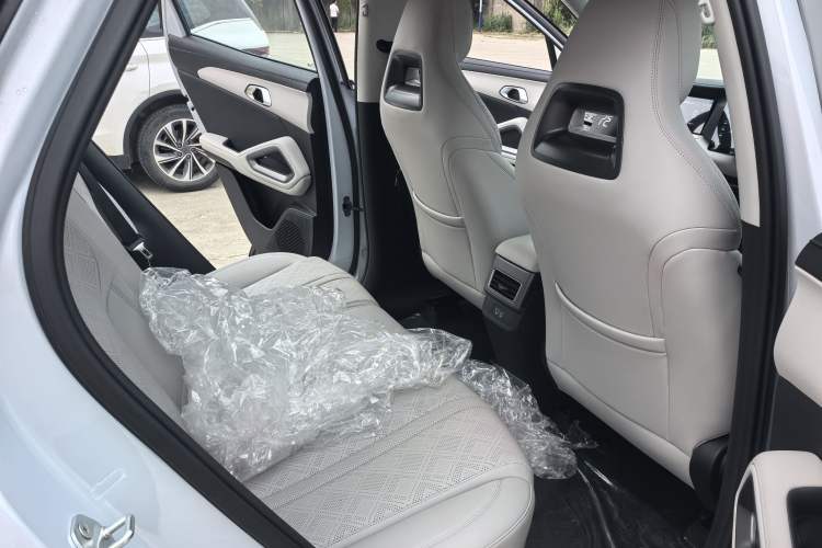 Used BYD Yuan UP 2025 Model 301KM Leading Version Interior 4