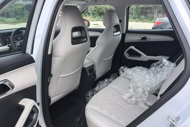 Used BYD Yuan UP 2025 Model 301KM Leading Version Interior 5