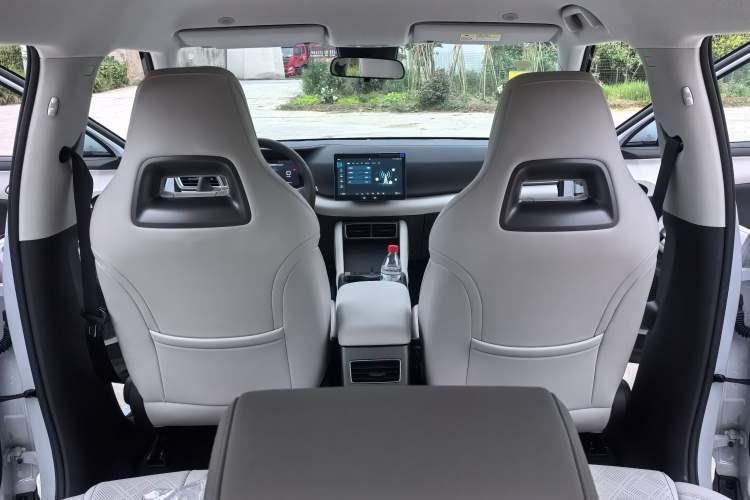 Used BYD Yuan UP 2025 Model 301KM Leading Version Interior 8