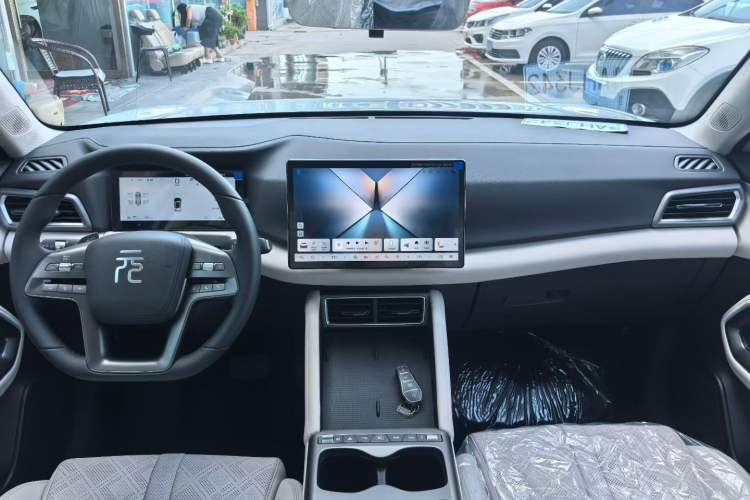 Used BYD Yuan UP 2025 Model 301KM Leading Version Interior 9