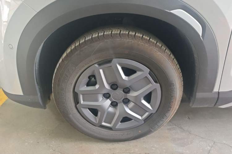 Used BYD Yuan UP 2025 Intelligent Driving Version 401 KM Dynamic Edition Left Front Wheel Hub
