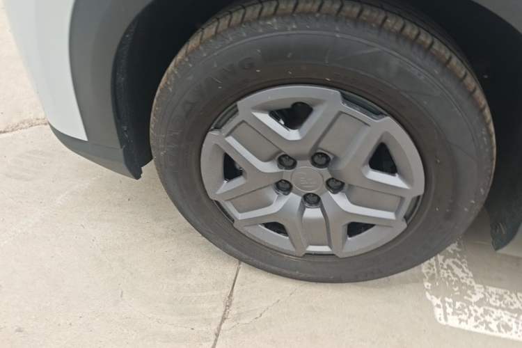 Used BYD Yuan UP 2025 Model 301KM Leading Version Left Front Wheel Hub