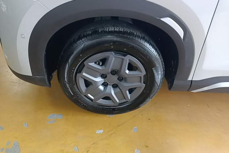 Used BYD Yuan UP 2025 Intelligent Driving Version 401 KM Dynamic Edition Left Front Wheel Hub