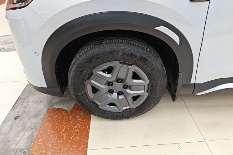 Used BYD Yuan UP 2025 Intelligent Driving Version 401 KM Dynamic Edition Left Front Wheel Hub
