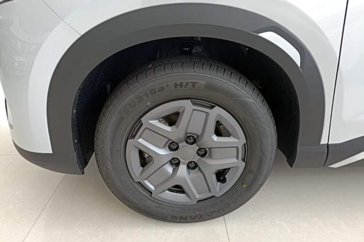 Used BYD Yuan UP 2025 Model 301KM Leading Version Left Front Wheel Hub