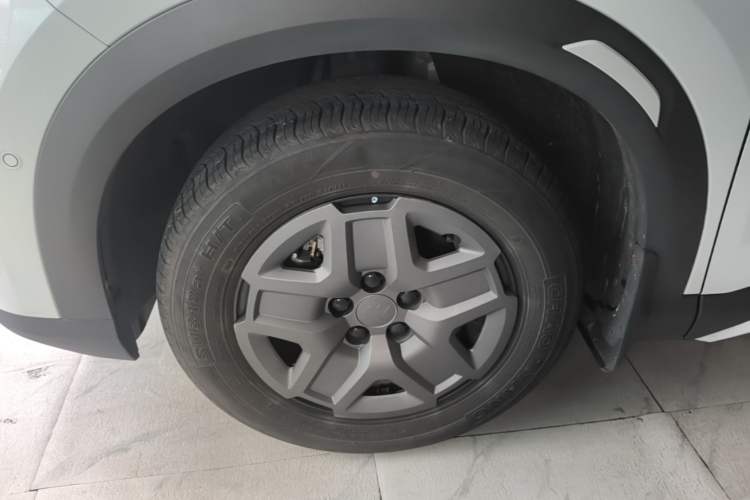 Used BYD Yuan UP 2025 Intelligent Driving Version 401 KM Dynamic Edition Left Front Wheel Hub