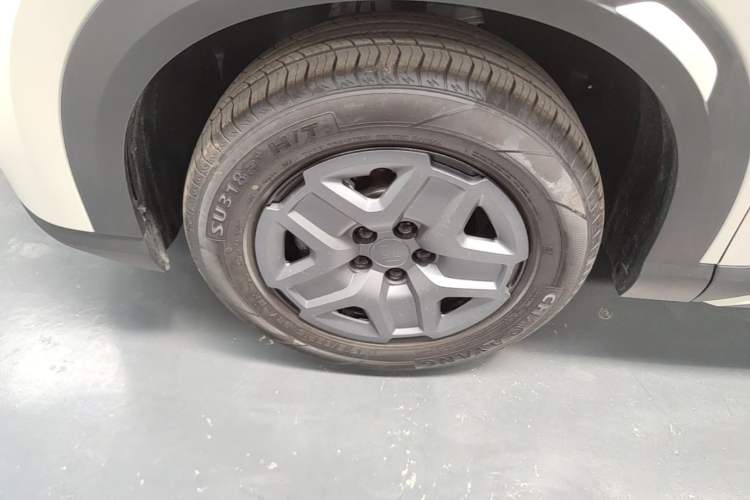 Used BYD Yuan UP 2025 Model 301KM Leading Version Left Front Wheel Hub