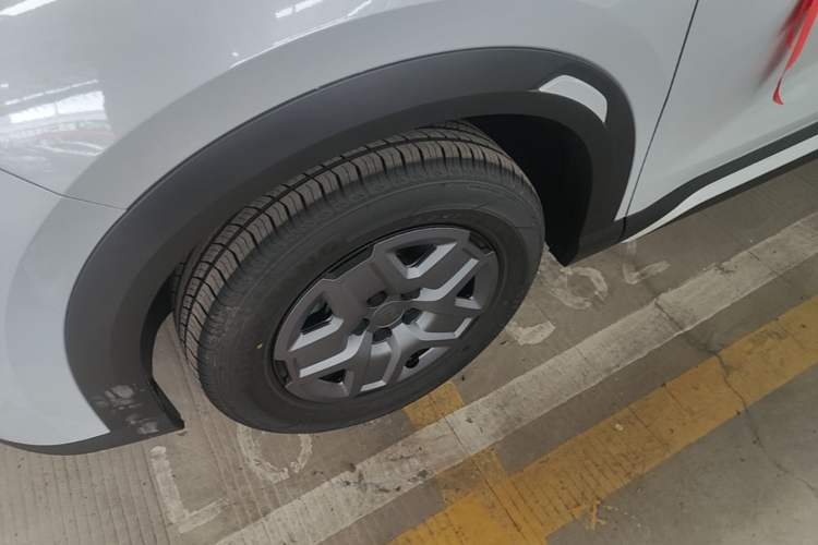 Used BYD Yuan UP 2025 Model 301KM Leading Version Left Front Wheel Hub