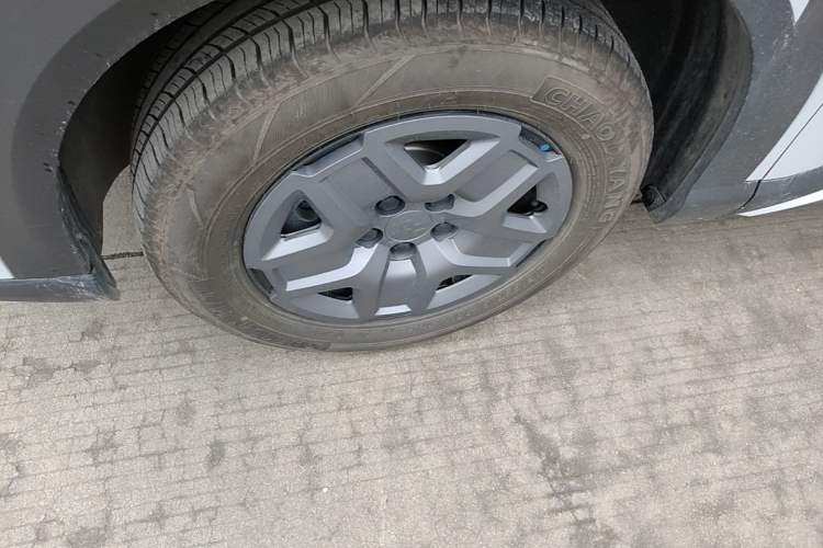 Used BYD Yuan UP 2025 Model 301KM Leading Version Left Front Wheel Hub