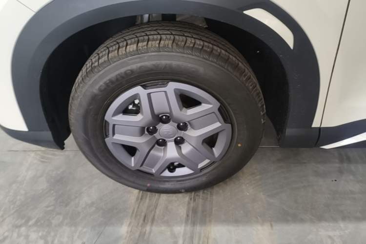 Used BYD Yuan UP 2025 Model 301KM Leading Version Left Front Wheel Hub