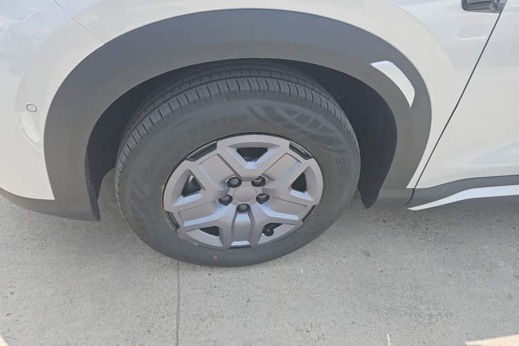 Used BYD Yuan UP 2025 Intelligent Driving Version 401 KM Dynamic Edition Left Front Wheel Hub