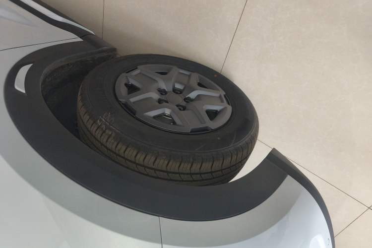 Used BYD Yuan UP 2025 Model 301KM Leading Version Left Front Wheel Hub