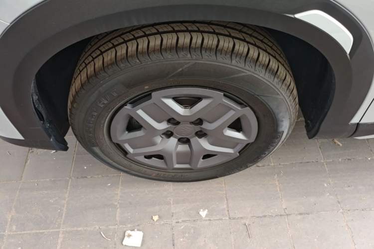 Used BYD Yuan UP 2025 Model 301KM Leading Version Left Front Wheel Hub