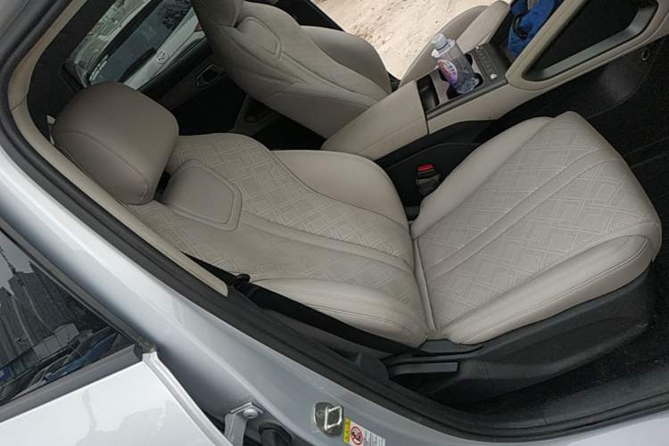 Used BYD Yuan UP 2025 Intelligent Driving Version 401 KM Dynamic Edition Right Front Seat