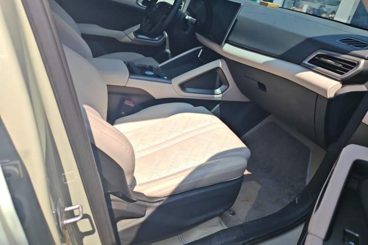 Used BYD Yuan UP 2025 Intelligent Driving Version 401 KM Dynamic Edition Right Front Seat
