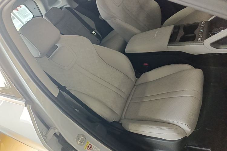 Used BYD Yuan UP 2025 Intelligent Driving Version 401 KM Dynamic Edition Right Front Seat