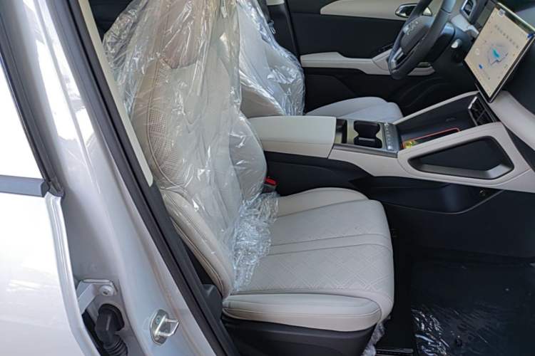 Used BYD Yuan UP 2025 Intelligent Driving Version 401 KM Dynamic Edition Right Front Seat