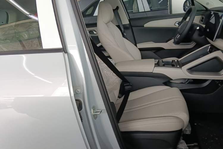 Used BYD Yuan UP 2025 Intelligent Driving Version 401 KM Dynamic Edition Right Front Seat