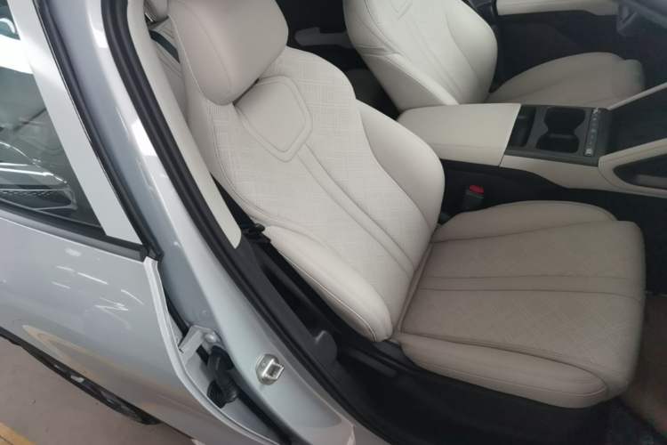Used BYD Yuan UP 2025 Intelligent Driving Version 401 KM Dynamic Edition Right Front Seat