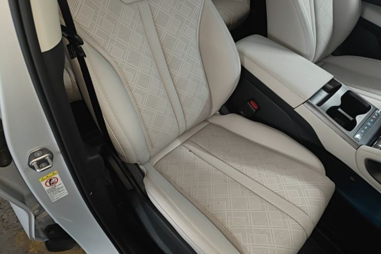 Used BYD Yuan UP 2025 Intelligent Driving Version 401 KM Dynamic Edition Right Front Seat