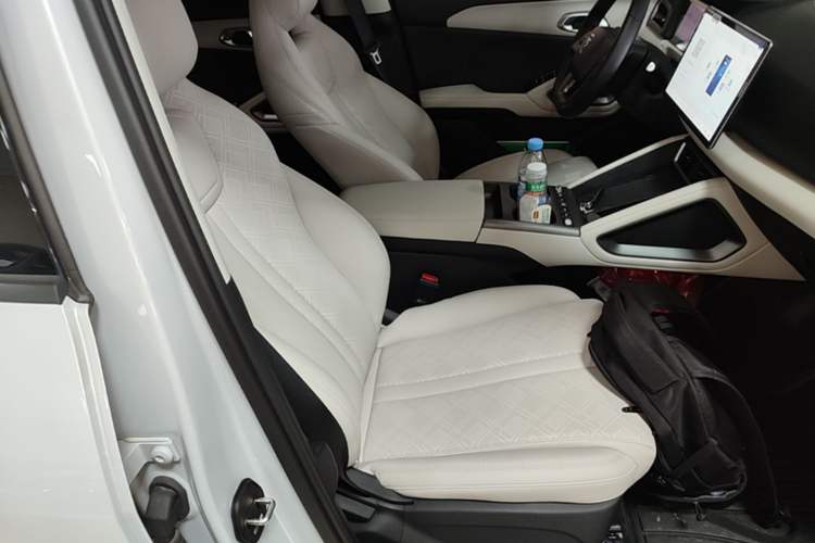 Used BYD Yuan UP 2025 Intelligent Driving Version 401 KM Dynamic Edition Right Front Seat
