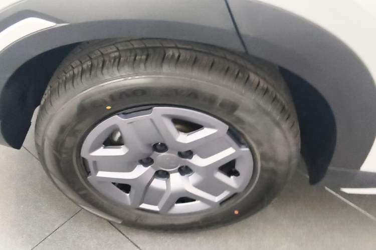 Used BYD Yuan UP 2025 Model 301KM Leading Version Right Rear Wheel Hub