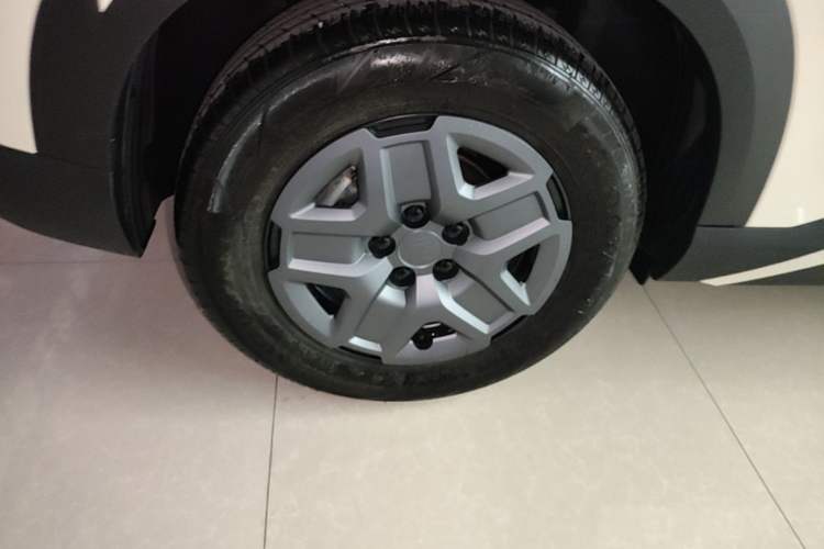 Used BYD Yuan UP 2025 Model 301KM Leading Version Right Rear Wheel Hub