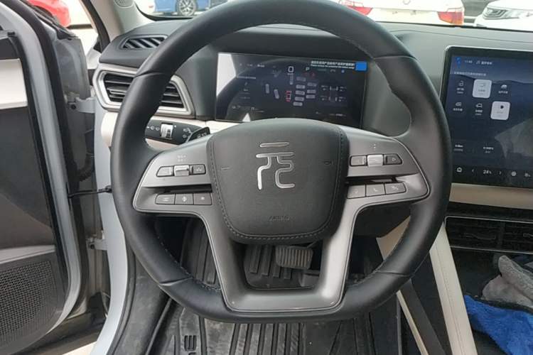 Used BYD Yuan UP 2025 Intelligent Driving Version 401 KM Dynamic Edition Steering Wheel