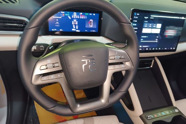 Used BYD Yuan UP 2025 Intelligent Driving Version 401 KM Dynamic Edition Steering Wheel