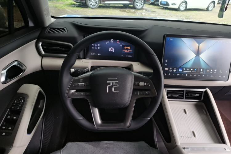 Used BYD Yuan UP 2025 Intelligent Driving Version 401 KM Dynamic Edition Steering Wheel