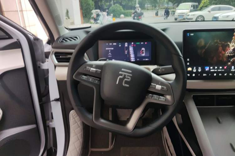 Used BYD Yuan UP 2025 Intelligent Driving Version 401 KM Dynamic Edition Steering Wheel