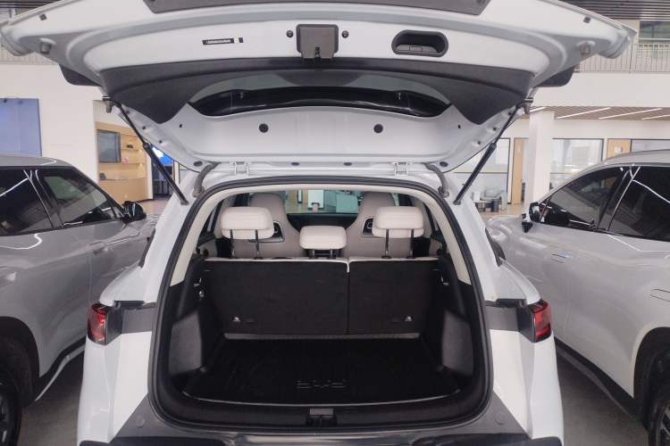 Used BYD Yuan UP 2025 Model 301KM Leading Version Trunk