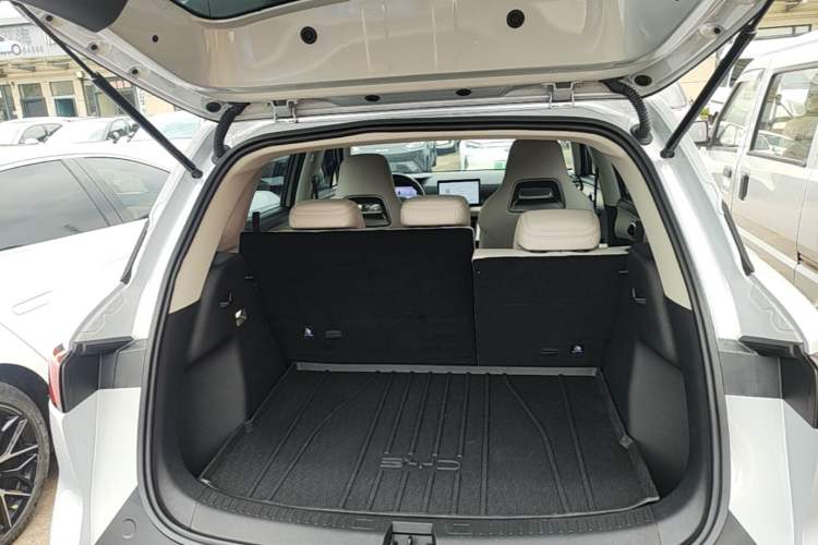 Used BYD Yuan UP 2025 Model 301KM Leading Version Trunk