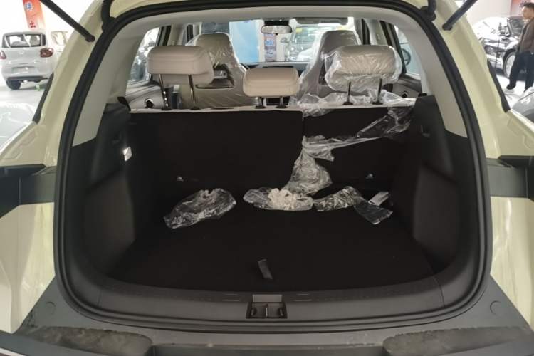 Used BYD Yuan UP 2025 Model 301KM Leading Version Trunk