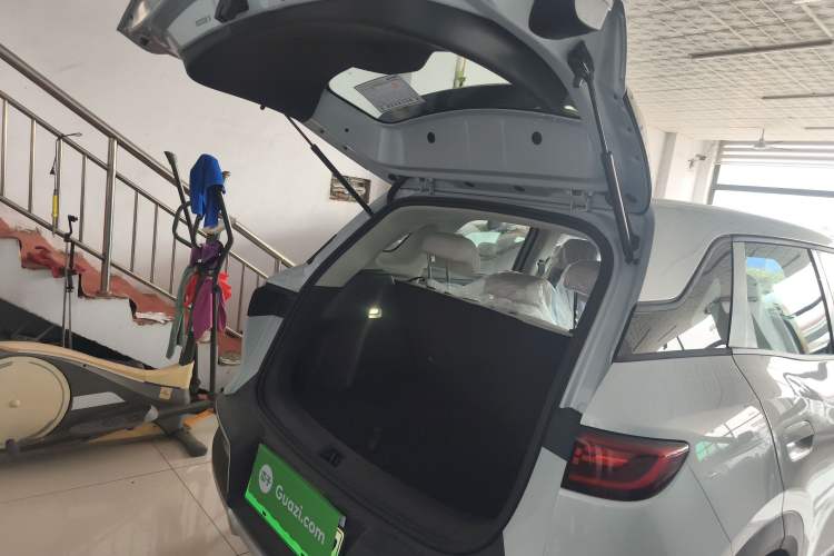 Used BYD Yuan UP 2025 Model 301KM Leading Version Trunk