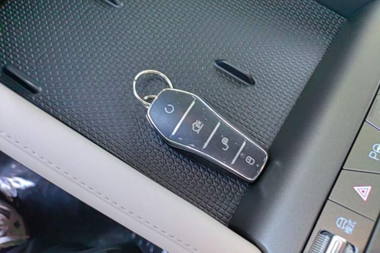 Used BYD Yuan UP 2025 Intelligent Driving Version 401 KM Dynamic Edition Vehicle Key