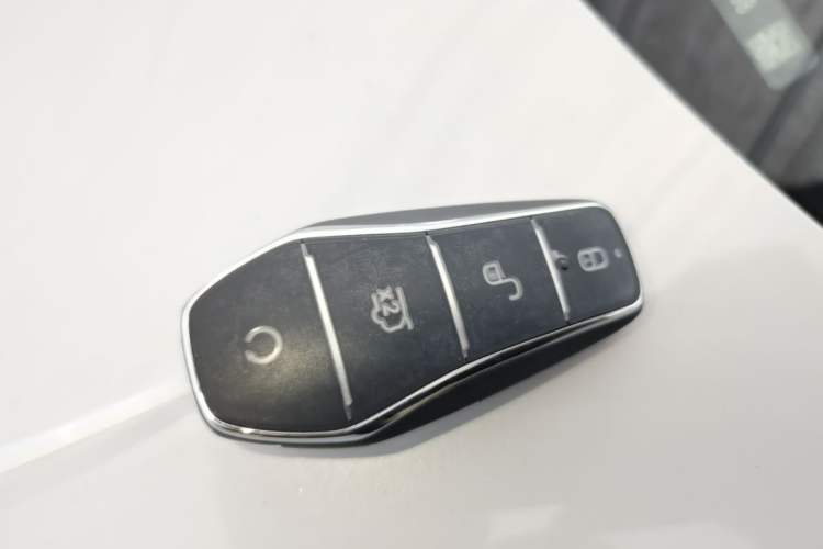 Used BYD Yuan UP 2025 Intelligent Driving Version 401 KM Dynamic Edition Vehicle Key