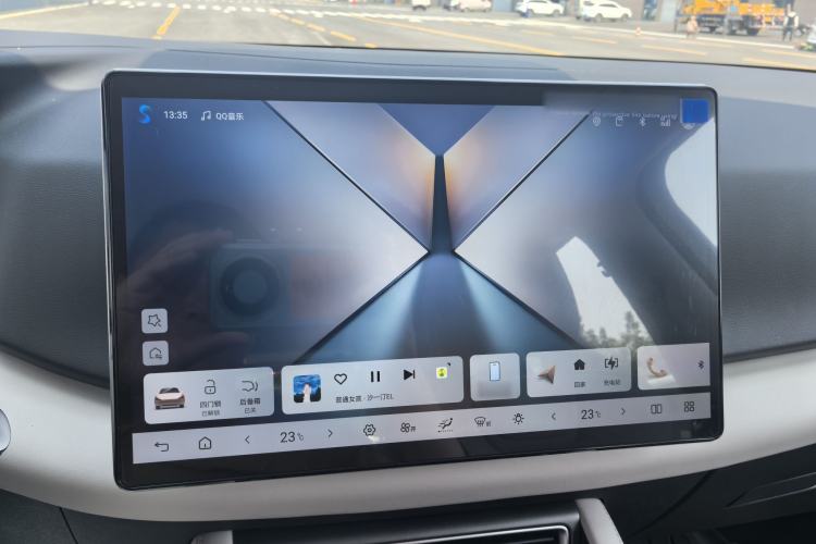 Used BYD Yuan UP 2025 Intelligent Driving Version 401 KM Dynamic Edition Audio And AC Panel